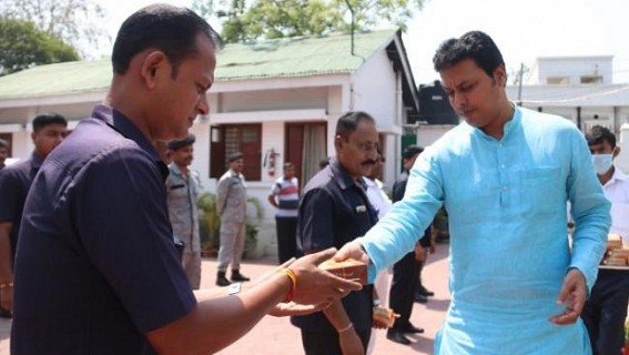 Amid lockdown, Not wearing masks, gloves, Biplab Deb distributed sweets to Security personnel on BJPâ€™s Foundation Day